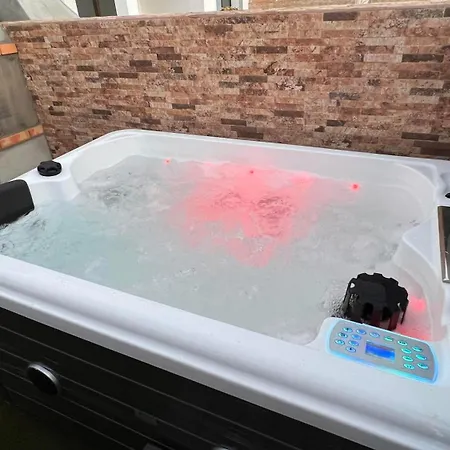Apartamento Estudio Agradable, Con Jacuzzi, Terraza Y Barbacoa, Totalmente Independiente